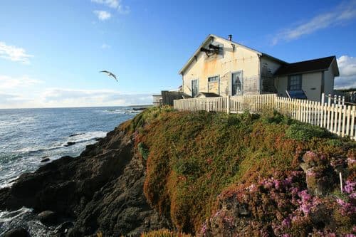 Luce radente che illumina un paesaggio costiero