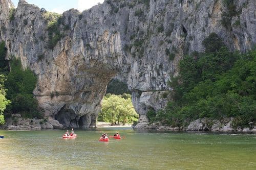 Fotógrafo verificando parámetros e histograma