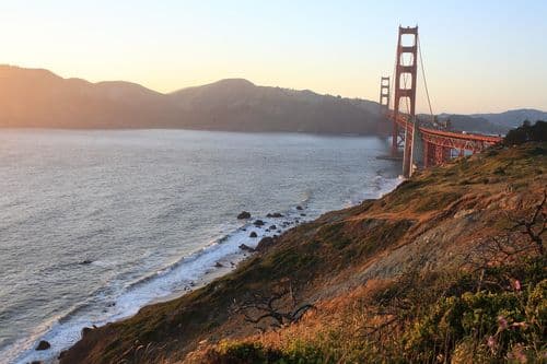 Cielo mutevole con formazioni nuvolose dinamiche