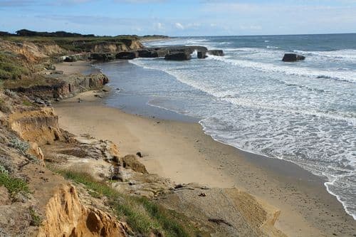 Attesa di una schiarita luminosa vicino al mare